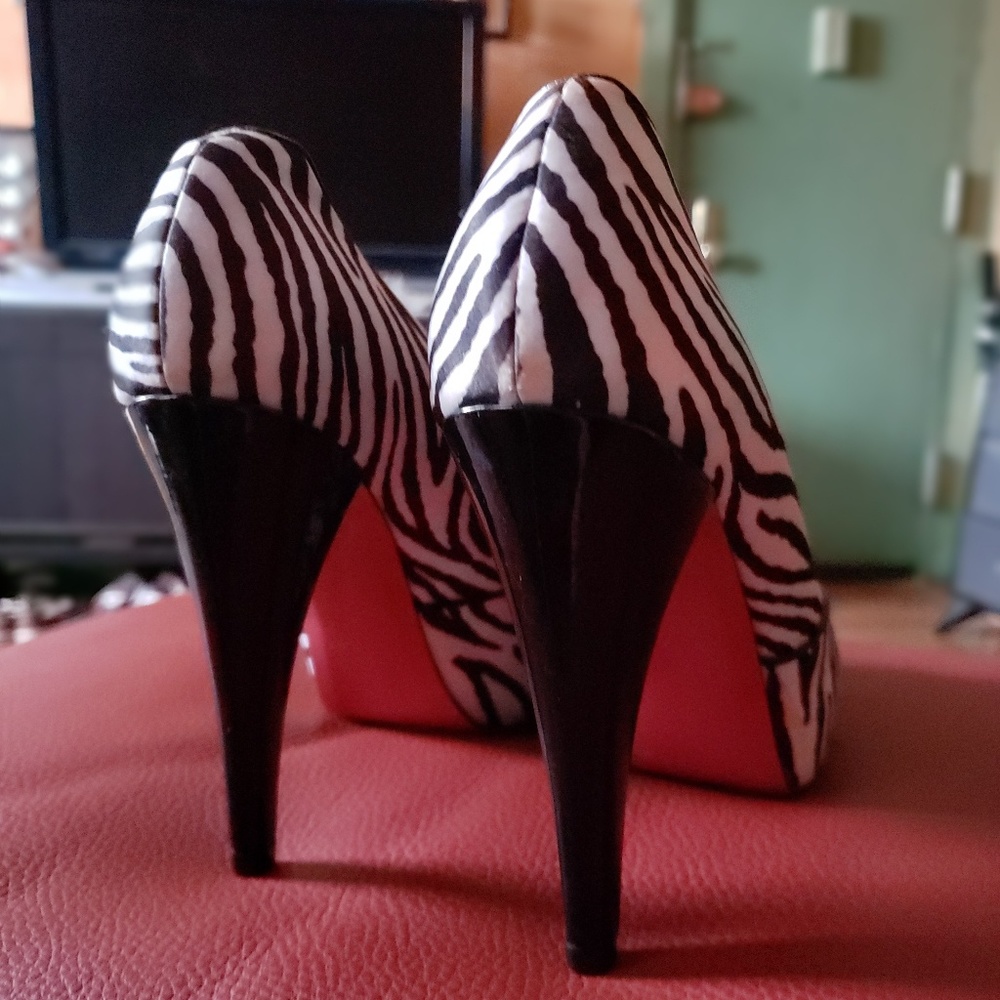 Shoes - Picture 4 of 5